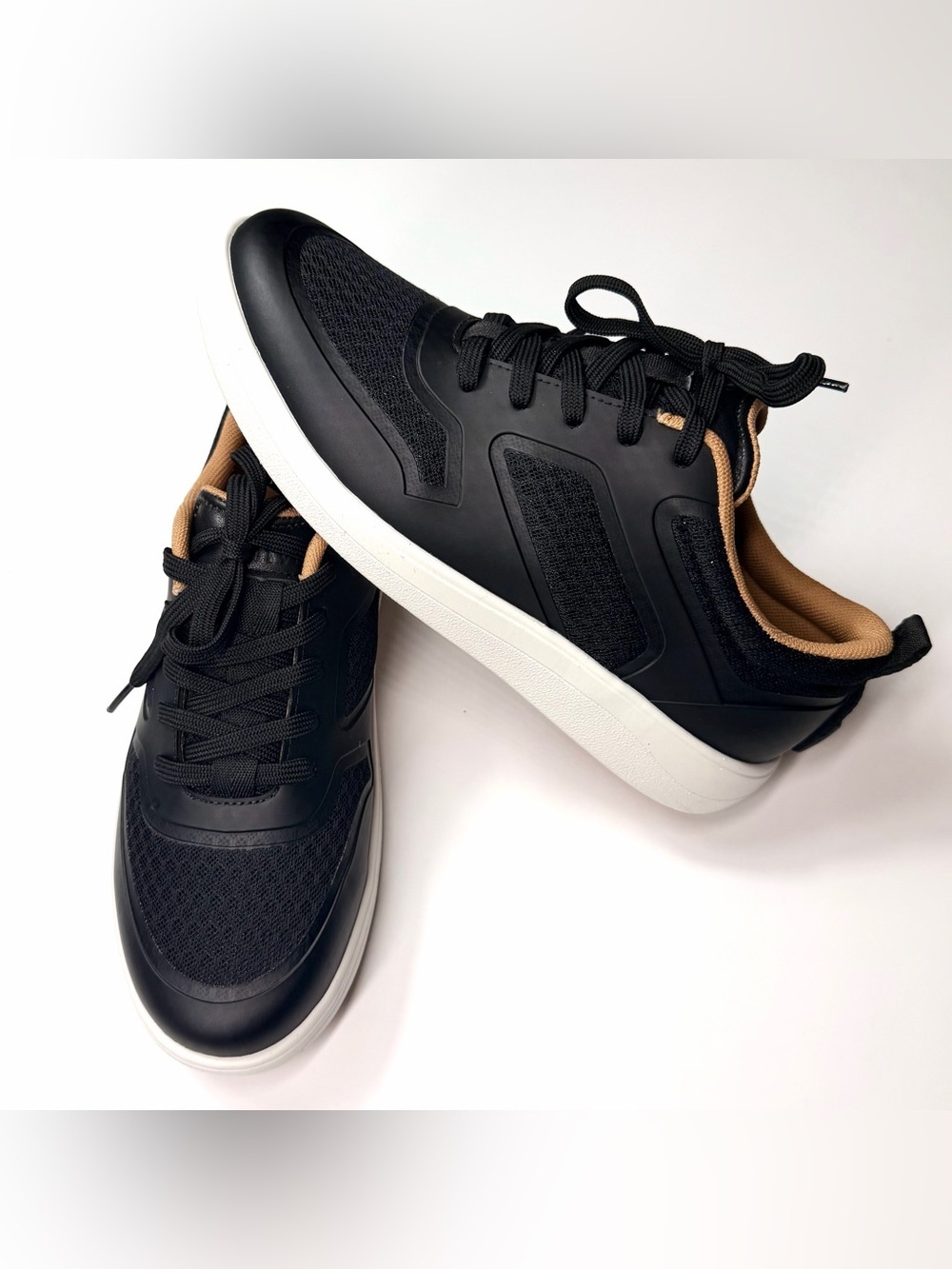 Strive Dash Women's Comfort Black / White Casual Sneaker Size- 8.5
